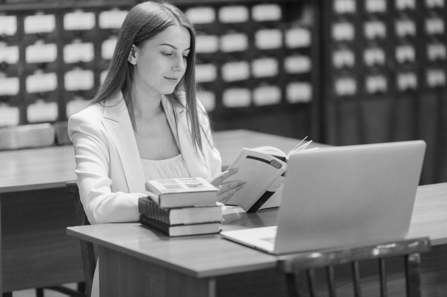Professionnel analysant des données financières sur écran moderne