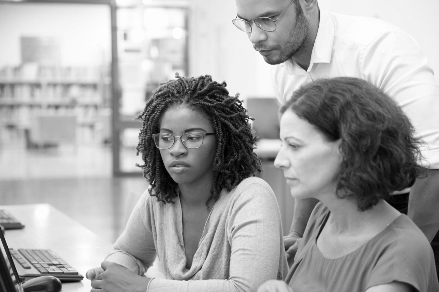 Espace de travail organisé pour l'apprentissage en ligne avec ordinateur et notes